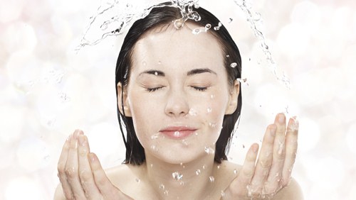 Membersihkan wajah dengan cara mencuci muka secara teratur 